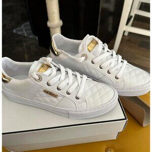 GUESS Women's  Loven Round Toe Sneakers